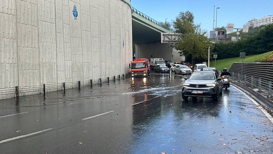 İstanbul'u sağanak vurdu. Mısır Çarşısı girişi sular altında, tramvay seferleri durdu 40